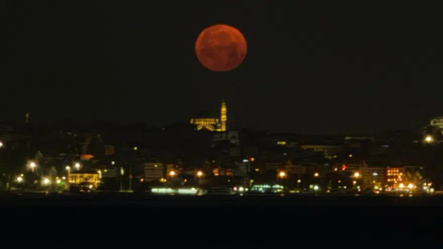 "Çilek Dolunayı" İstanbul'da tabloluk görüntüler oluşturdu 2