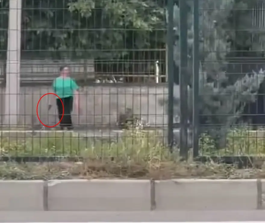 Okuldan atılanliseli kız, elinde silahla okulun kapısında havaya ateş açtı 4 Okuldan atılanliseli kız, elinde silahla okulun kapısında havaya ateş açtı 4