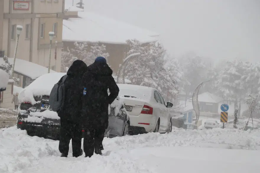 Hakkari’degece kar bastırdı, taşımalı eğitime ara verildi 