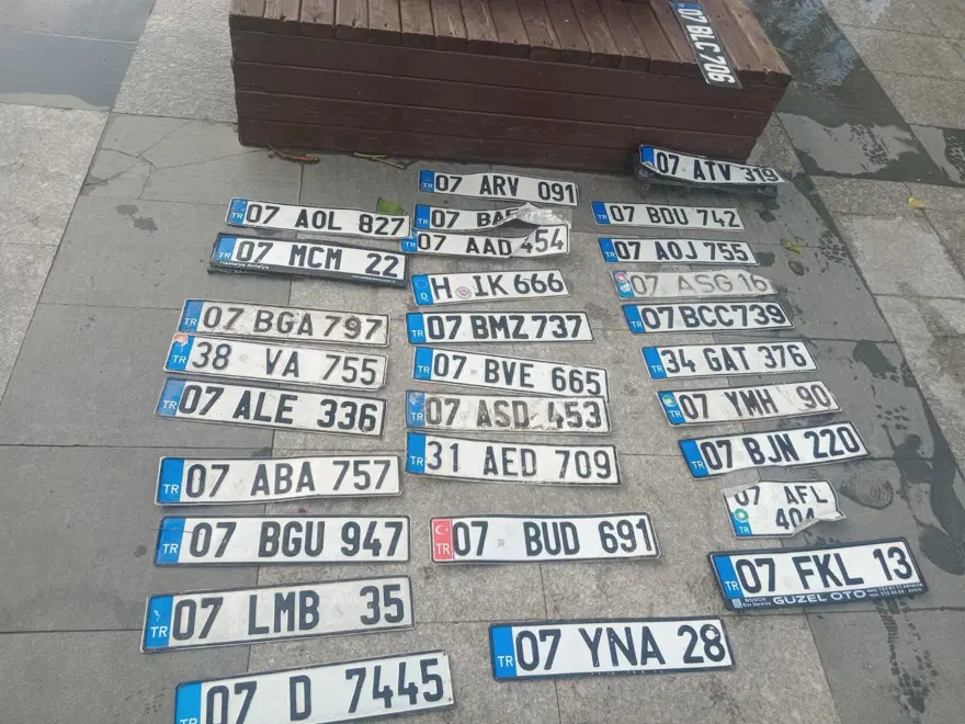 Sağanak sonrası düşen plakasını bulamayan sürücüler oraya koştu 3