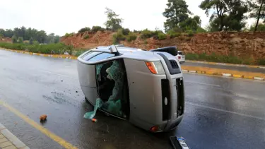 Virajı alamayan otomobil yan yattı: 2 yaralı