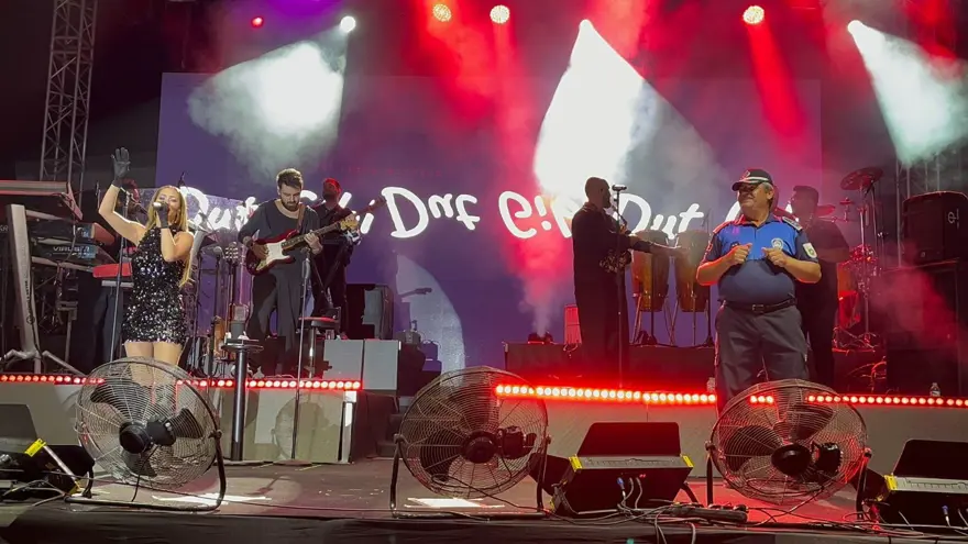 Derya Uluğ'un sahnesinde zabıtadan dans şovu 3