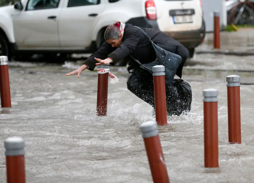 İzmir'de fırtına: Deniz taştı, işyerlerini su bastı 36