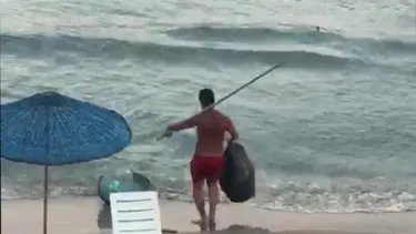 Plajdaki çöp kutularını denize atan kişi gözaltına alındı