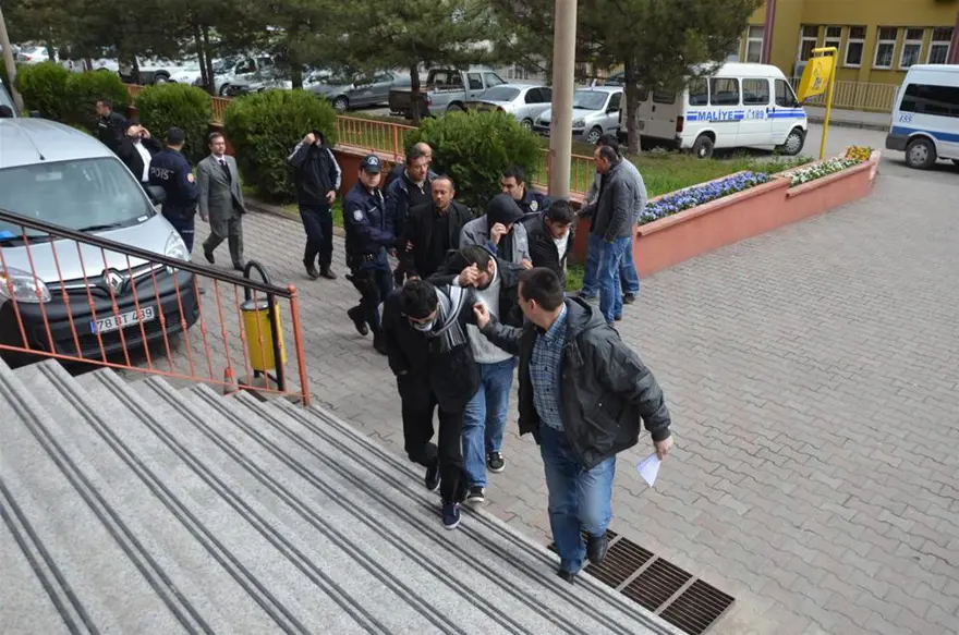 Sandık başında yakalandılar 15 Sandık başında yakalandılar 15