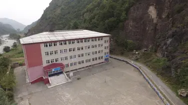 Rize'de yamaçtan bahçesine kaya parçaları düşen okul kapatıldı