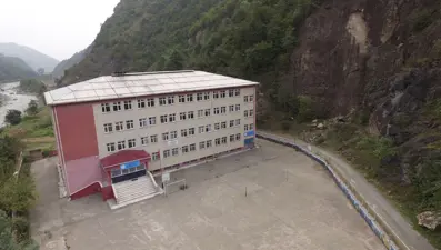 Rize'de yamaçtan bahçesine kaya parçaları düşen okul kapatıldı