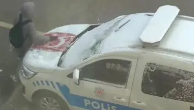 Türk Bayrağı'nı kardan temizleyen çocuk takdir topladı