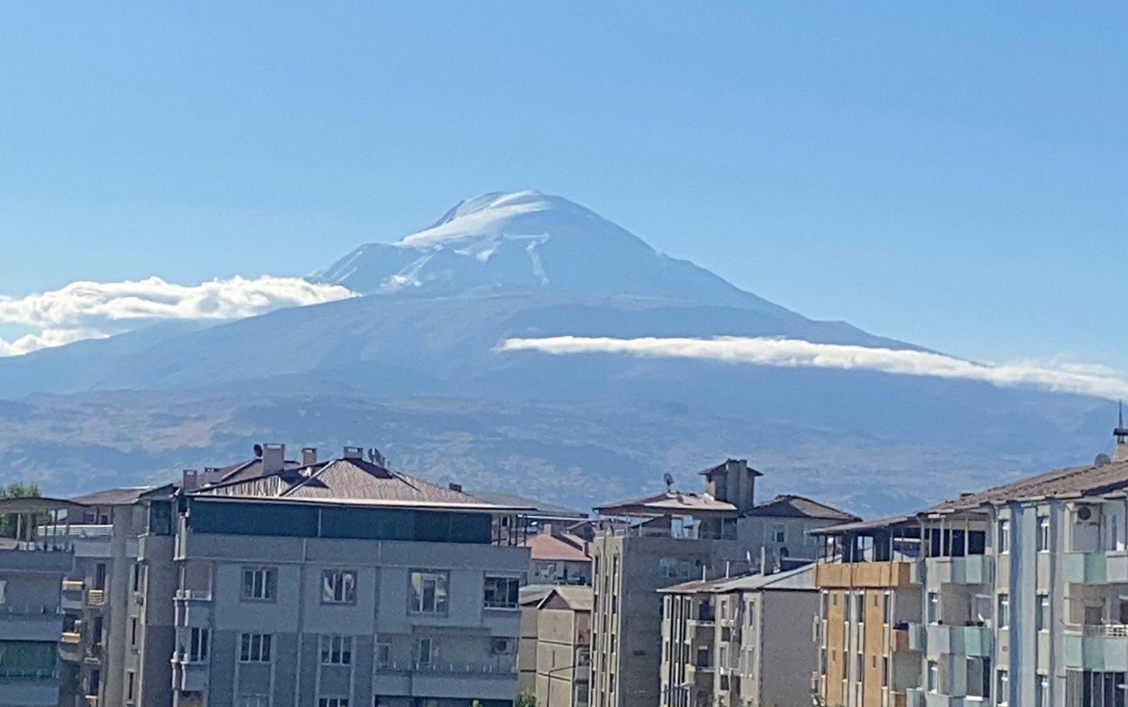 Gece boyunca kar yağdı, Ağrı Dağı'nın zirvesi yeni güne bembeyaz başladı