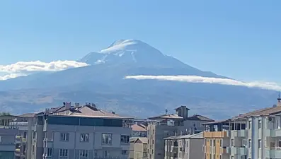 Gece boyunca kar yağdı, Ağrı Dağı'nın zirvesi yeni güne bembeyaz başladı