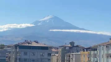 Gece boyunca kar yağdı, Ağrı Dağı'nın zirvesi yeni güne bembeyaz başladı