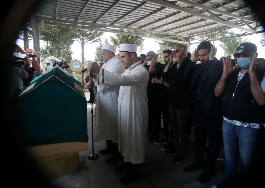 Ebru Gündeş annesini son yolculuğuna uğurladı 9