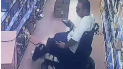 Akülü sandalye ile engelli gibi davranıp markette hırsızlık yaptı