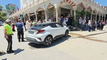 Fren yerine gaza basınca iki yayayı ezdi
