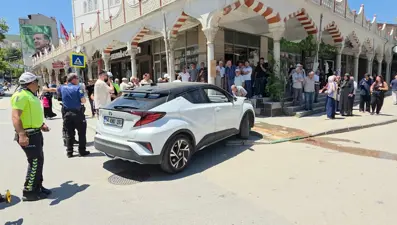 Fren yerine gaza basınca iki yayayı ezdi