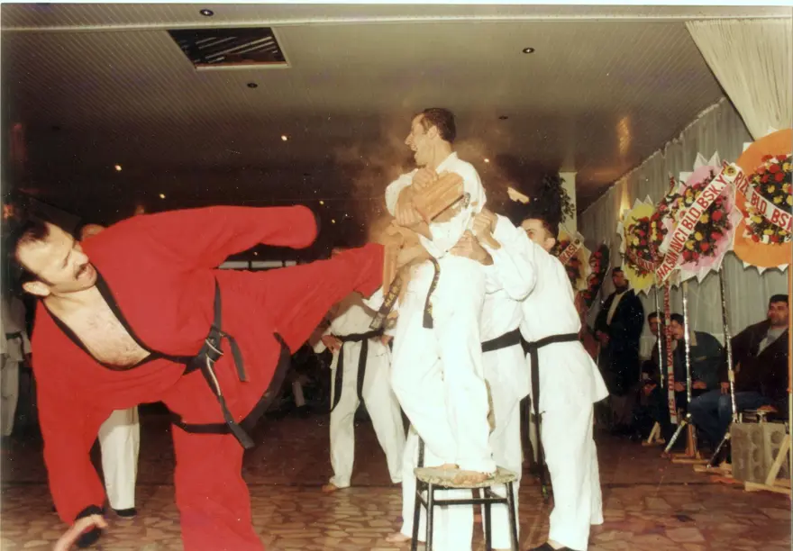 Güç gösterileri ustası karateci, kanserden kolunu kaybetti 9 Güç gösterileri ustası karateci, kanserden kolunu kaybetti 9