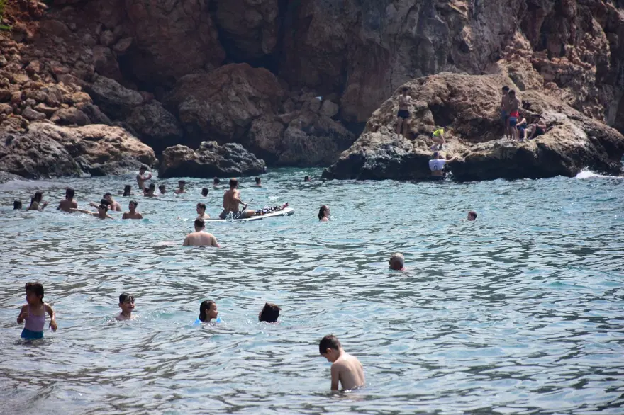 Antalya’da bunaltıcı sıcak: Deniz suyu 30 dereceyeyaklaştı 2