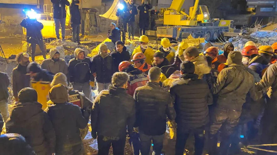 72 SAAT SONRA BİR KADIN ENKAZ ALTINDAN ÇIKARTILDI 30