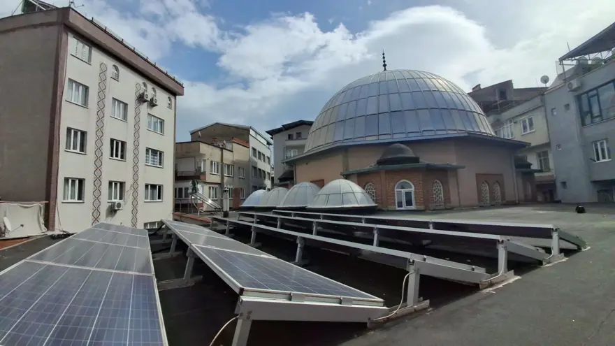 Güneş panelleri ile kendi elektriğini üreten cami: Fazla enerjisi satılıyor 