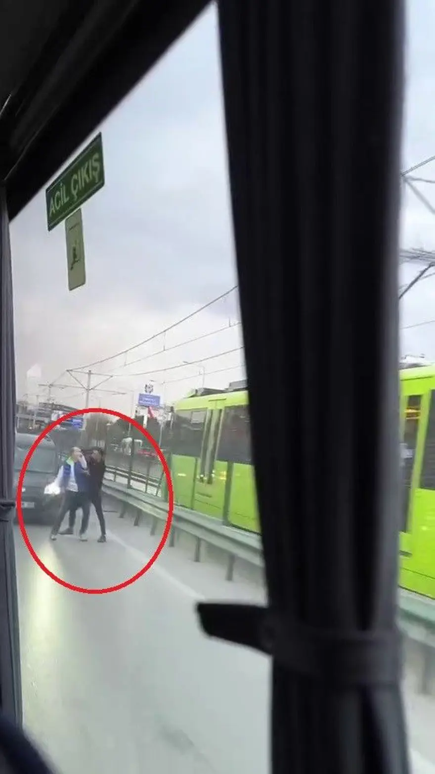 Trafikte baltalı kavga 