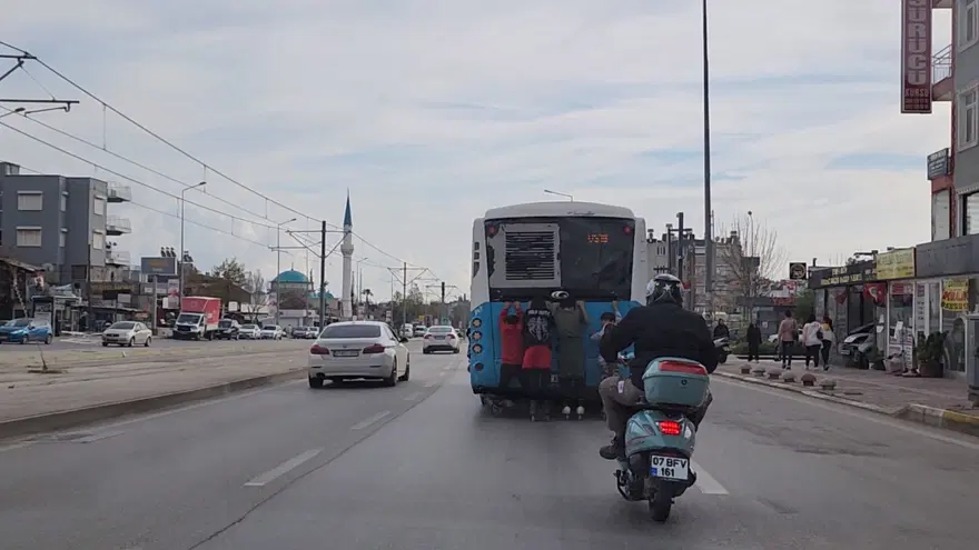 Otobüse tutunan patenli çocukların tehlikeli yolculuğu 2