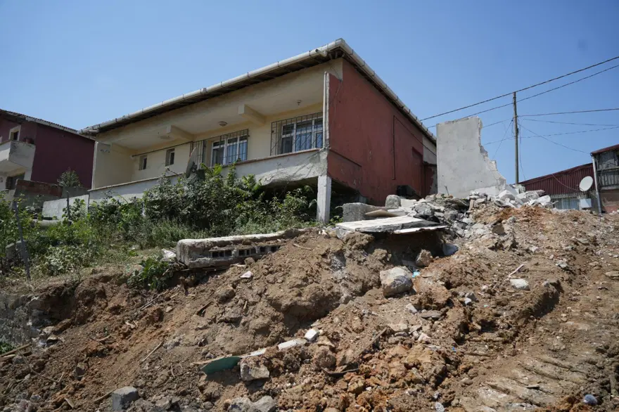 İstanbul'da bir mahalle diken üstünde! Uçurumun kenarındaki evleri yutuyor 9 İstanbul'da bir mahalle diken üstünde! Uçurumun kenarındaki evleri yutuyor 9