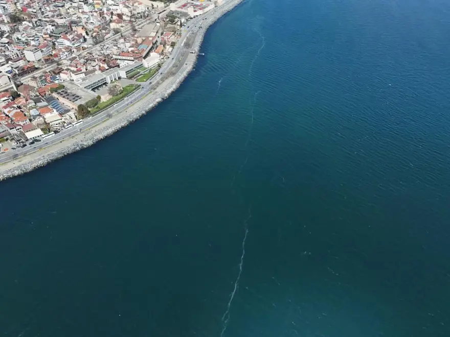 İstanbul açıklarında endişe yaratan görüntü: Sarayburnu’ndanBakırköy’e kadar uzanıyor 