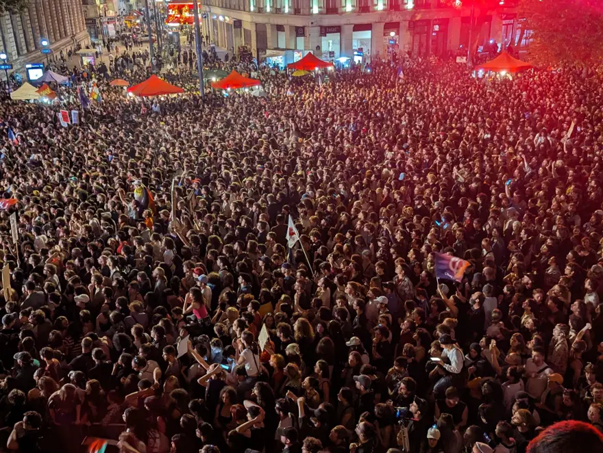 Fransa'da halk geceyi sokakta geçirdi: Aşırı sağa karşı öfke büyüyor 