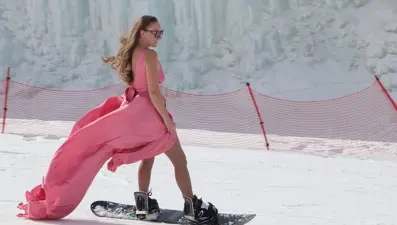 Rus turist Palandöken'de en sevdiği elbisesiyle buz dağına tırmandı