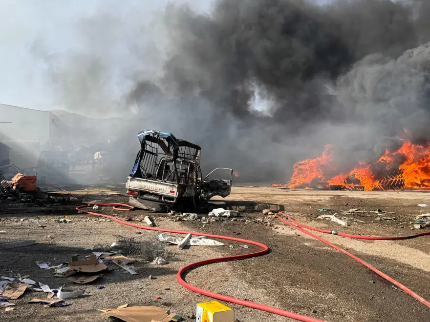 Ankara'da Hurdacılar Sitesi'nde yangın: Gökyüzünü siyah dumanlar kapladı 10 Ankara'da Hurdacılar Sitesi'nde yangın: Gökyüzünü siyah dumanlar kapladı 10