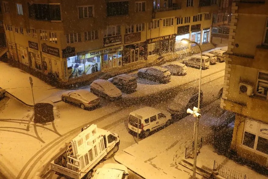 Bir günde iki mevsim yaşadılar: Gece lapa lapa kar, sabah bahar 