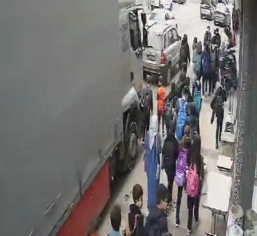 Denizli'de korkutan olay!10 yaşındaki çocuk kamyonun altında kalmaktan son anda kurtuldu 