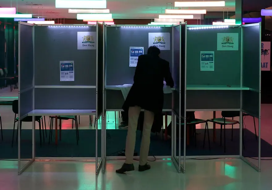 Hollanda'da yabancı düşmanı Wilders kazandı 21