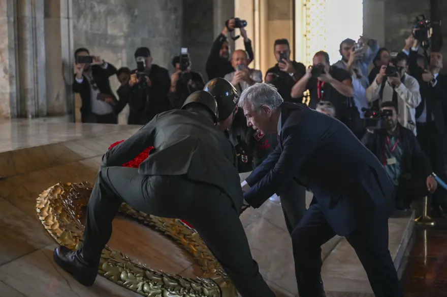 Mansur Yavaş ve Ankara'nın yeni belediye başkanları Anıtkabir'de 3 Mansur Yavaş ve Ankara'nın yeni belediye başkanları Anıtkabir'de 3