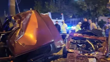 Refüjdeki direğe çarpan otomobil ikiye bölündü: 1 ölü, 2 yaralı