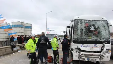 Taraftar midibüsü TIR'la çarpıştı: Yaralılar var