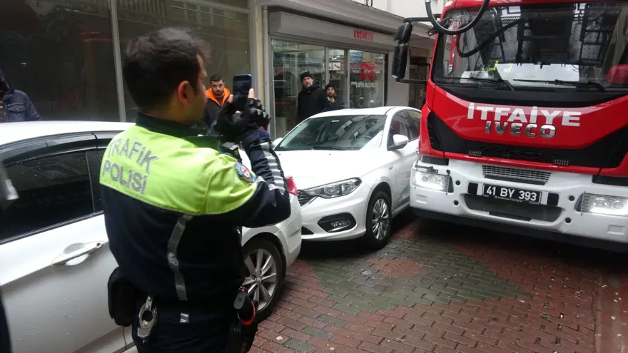 Yangına giden itfaiye aracı hatalı park yüzünden sokakta sıkıştı 