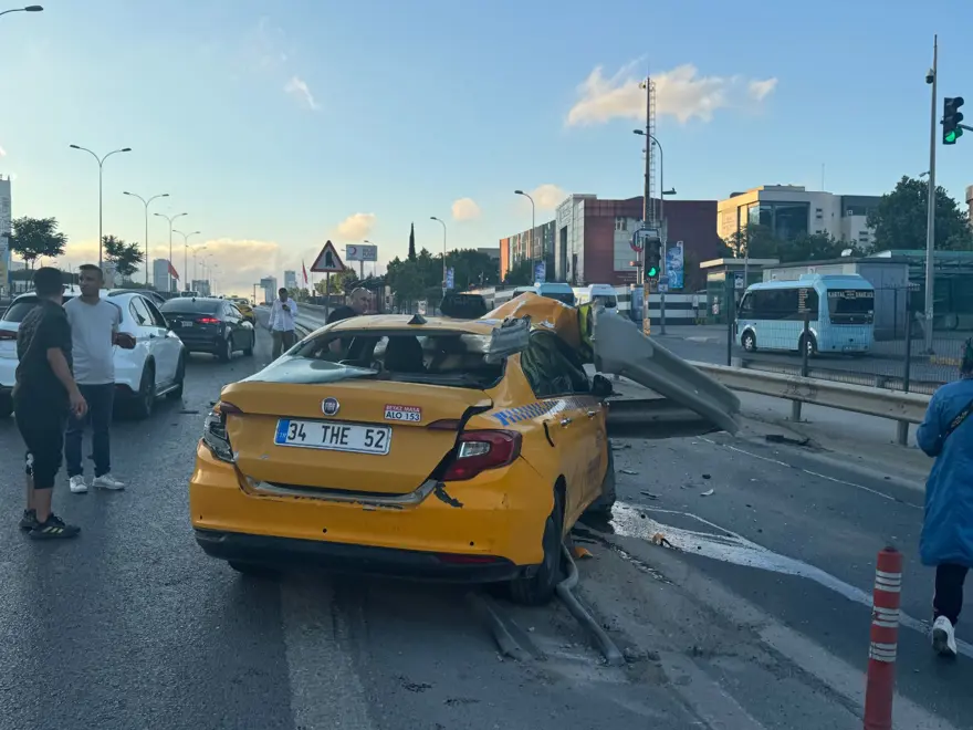 Taksicinin mucize kurtuluşu: İstanbul’da taksi bariyere okgibi saplandı 1