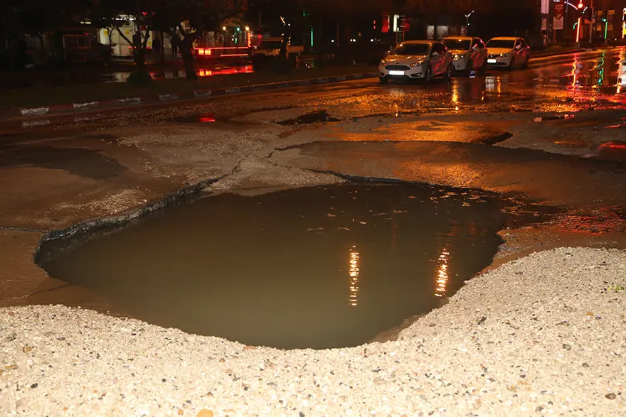 Adana'da şiddetli yağış asfaltı çökertti 3