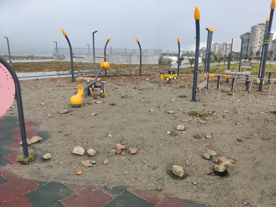 Dalgaların fotoğrafını çekeyim derken az kalsın canlarından oluyorlardı 2