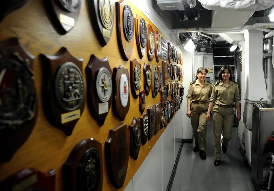 Savaş gemisinde kadın olmak 19