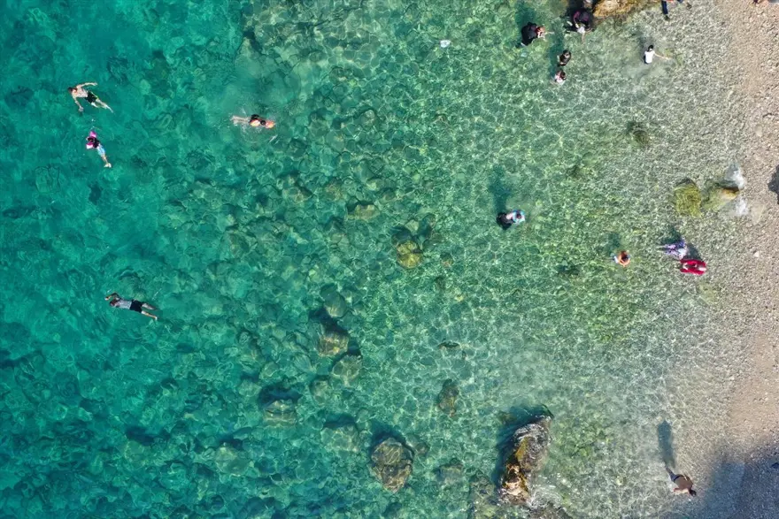 Akdeniz'de korsanların saklandığı Karamağara Koyu turist akınına uğruyor 5