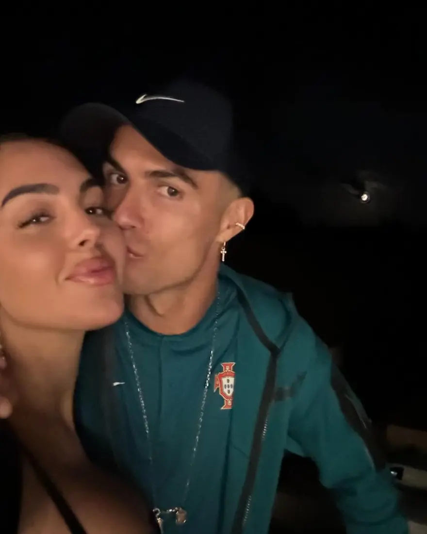 Christiano Ronaldo 9 yıldır birlikte olduğu çocuklarının annesi Georgina Rodriguez ile evleniyor 2