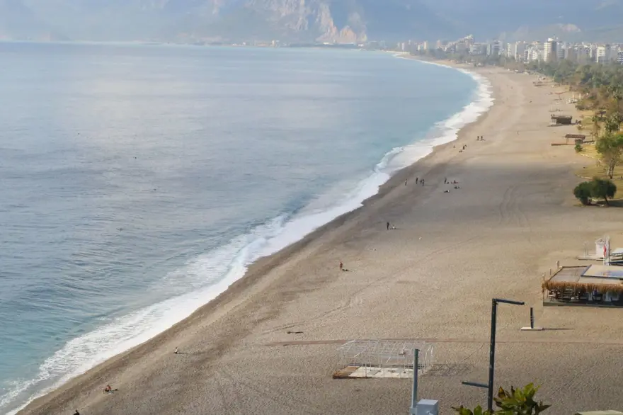 Antalya'da iki mevsim bir arada yaşanıyor 3 Antalya'da iki mevsim bir arada yaşanıyor 3