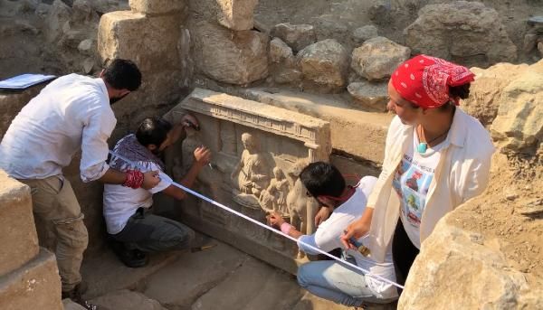 Çanakkale'de bulunan Parion Antik Kenti'nde 1900 yıllık mezar steli bulundu