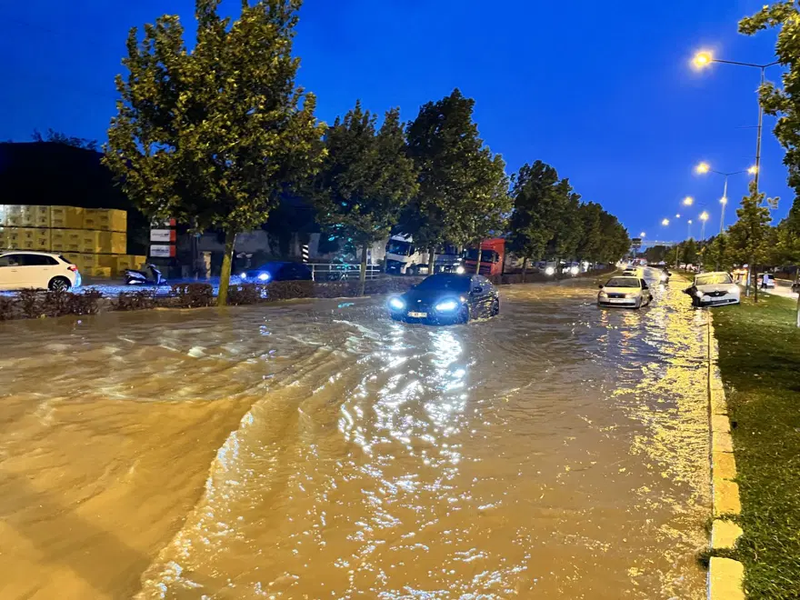 Kuvvetli sağanak birçok ilde hayatı felç etti: Sele kapılan 3 kişi hayatını kaybetti, 1 bebek kayıp 42