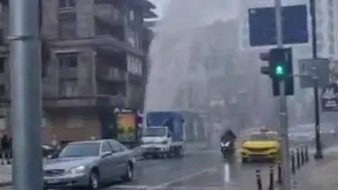 Su borusu patladı: Tazyikli su metrelerce yükseğe fışkırdı