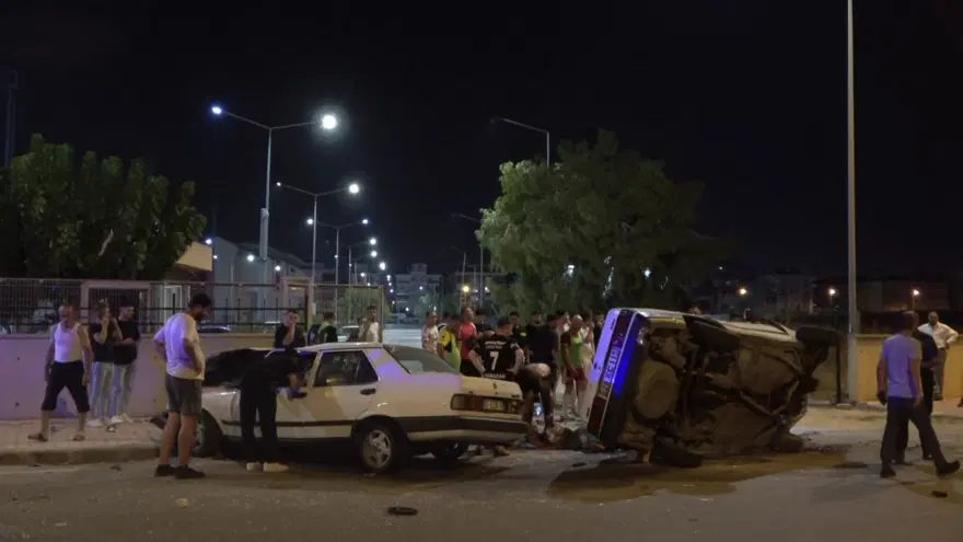 Antalya'da otomobiller kafa kafaya çarpıştı: Ortalık savaş alanına döndü 5 Antalya'da otomobiller kafa kafaya çarpıştı: Ortalık savaş alanına döndü 5