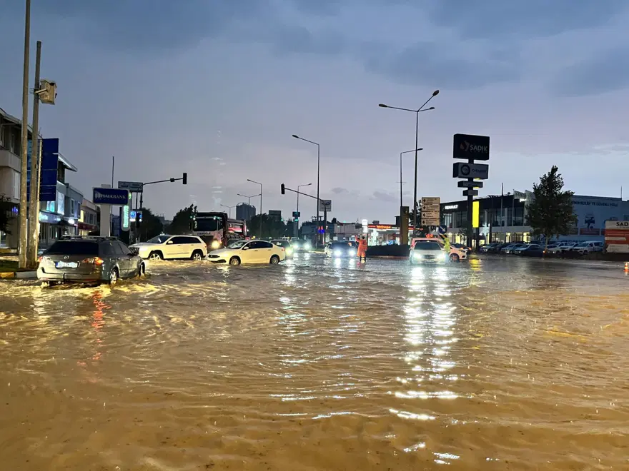 Kuvvetli sağanak birçok ilde hayatı felç etti: Sele kapılan 3 kişi hayatını kaybetti, 1 bebek kayıp 40