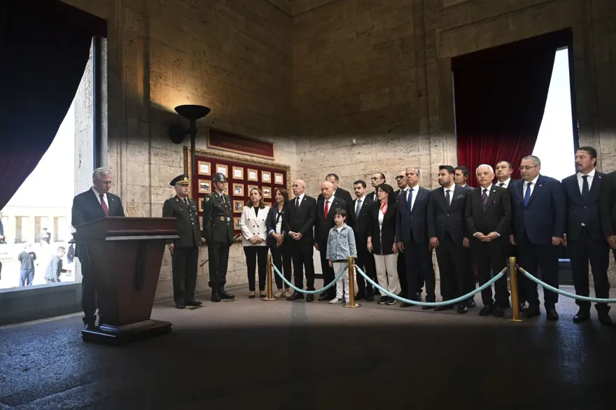 Mansur Yavaş ve Ankara'nın yeni belediye başkanları Anıtkabir'de 23 Mansur Yavaş ve Ankara'nın yeni belediye başkanları Anıtkabir'de 23